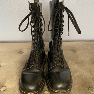 1914 Dr. Martens 14 eyelet